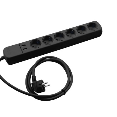 Régua elétrica preta com seis tomadas e cabo enrolado sobre fundo branco