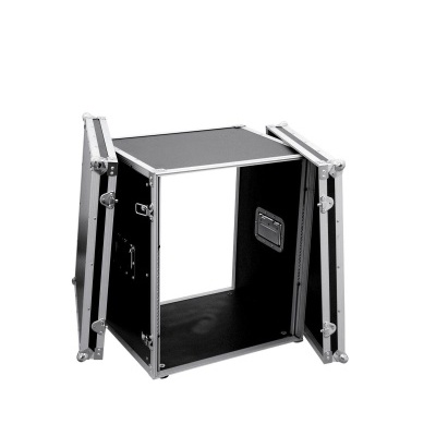 Caixa de transporte preta com bordas metálicas e portas abertas