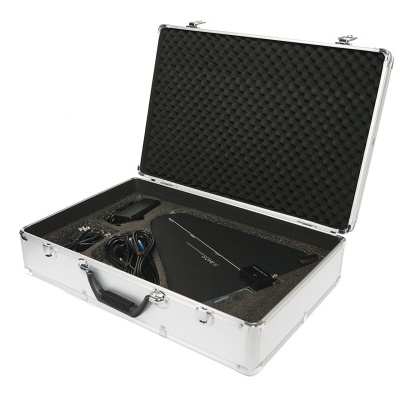 Maleta metálica aberta com interior em espuma preta e microfone com cabos