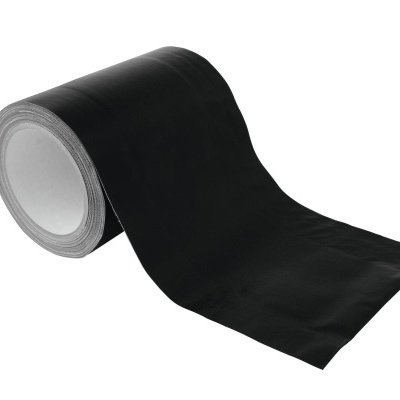 Rolo de fita adesiva preta com textura ligeiramente brilhante