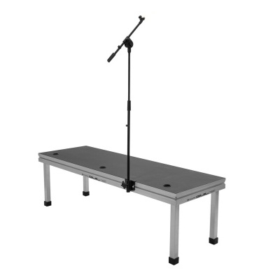 Palco modular com microfone em suporte