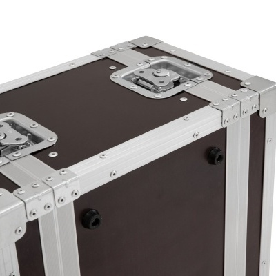 Caixa de voo preta com estrutura metálica prateada e fechos metálicos.