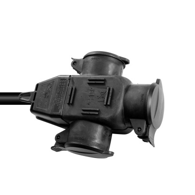 Tomada elétrica preta com três entradas e tampa protetora