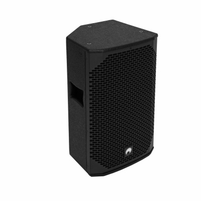 Coluna de som preta trapezoidal com grelha metálica em padrão colmeia