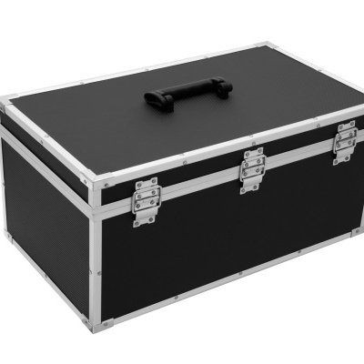 Mala de transporte preta com cantos metálicos e alça no topo