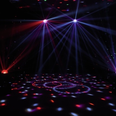 Luzes de discoteca coloridas a projetar padrões circulares no chão escuro