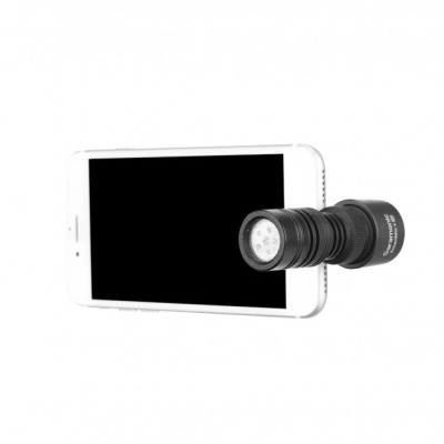 Smartphone branco com dispositivo óptico preto preso ao lado