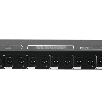 Equipamento de áudio profissional preto com conectores XLR em painel frontal.