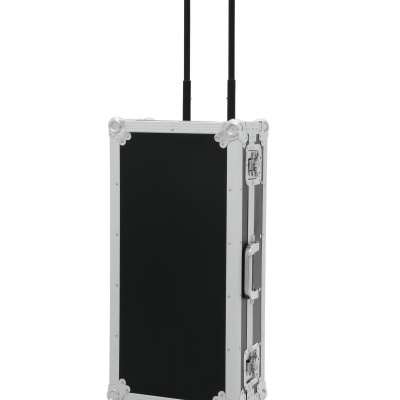 Mala rígida preta e prateada com puxador telescópico e rodas.