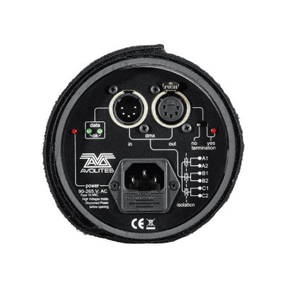 Painel traseiro preto de dispositivo eletrónico com conectores DMX e entrada de alimentação AC