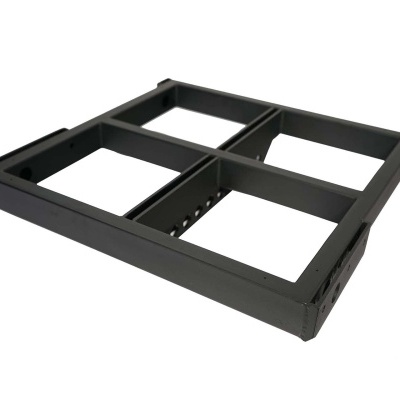 Estrutura metálica preta com quatro compartimentos quadrados em fundo branco