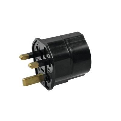 Adaptador de tomada elétrico preto com três pinos metálicos dourados