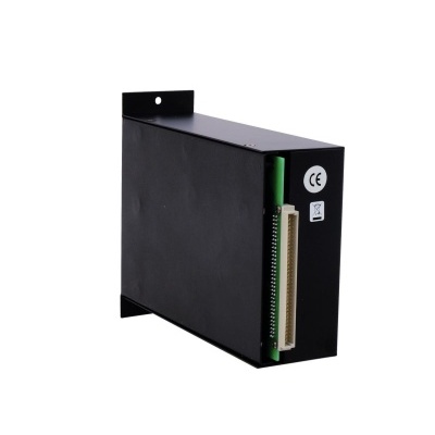 Módulo eletrónico preto com conector e etiquetas CE em fundo branco