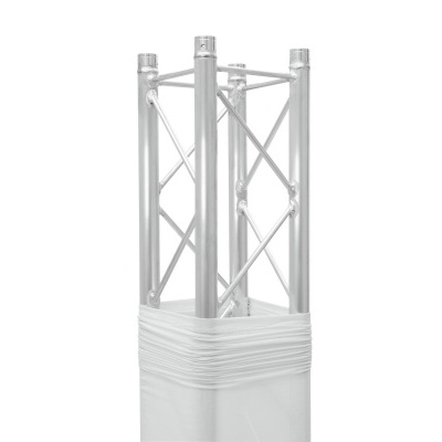 Estrutura metálica treliçada com tecido branco