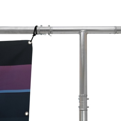 Suporte metálico prateado segurando banner colorido de tecido