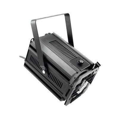 Refletor profissional preto com alça ajustável sobre fundo branco