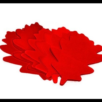 Guardanapos vermelhos em forma de folha sobre fundo branco