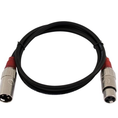 Cabo XLR preto com conectores metálicos prateados e detalhes vermelhos