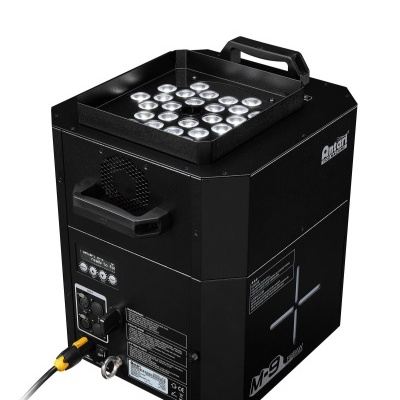 Máquina de fumo preta com luzes LED na parte superior e conectores elétricos