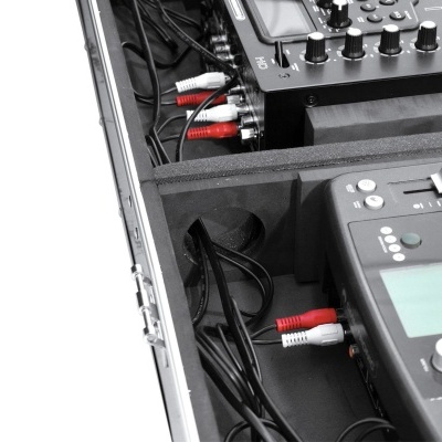 Mesa de mistura de áudio preta com cabos RCA dentro de caixa de proteção