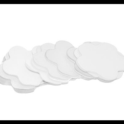 Esponjas de maquilhagem em forma de flor brancas empilhadas