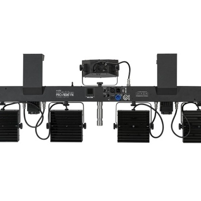 Sistema de iluminação profissional com quatro refletores pretos montados numa barra preta