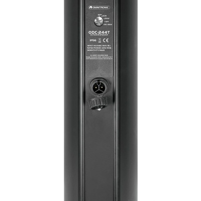 Coluna de áudio preta com etiqueta e conectores