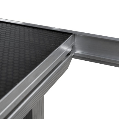 Tampo preto com textura hexagonal e borda de alumínio prateado