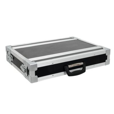 Mala de transporte preta com cantos metálicos