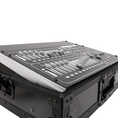 Mesa de mistura profissional em caixa rígida preta com controlos e texto branco