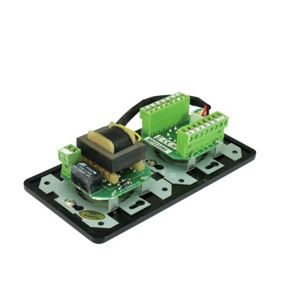 Placa eletrónica preta com conectores verdes e transformador