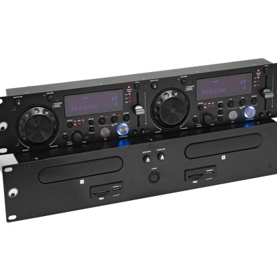 Duas unidades eletrónicas de rack com leitores de CD, botões e ecrãs digitais