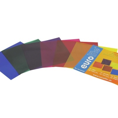 Seis folhas plásticas coloridas com embalagem de papel 'eurola' em fundo branco