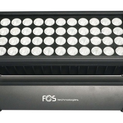 projetor LED preto FOS technologies com 48 LEDs visíveis