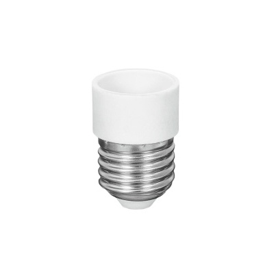 Adaptador de casquilho de lâmpada branco e metálico sobre fundo branco