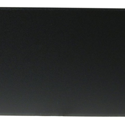 Chapa metálica preta retangular com orifícios em fundo branco