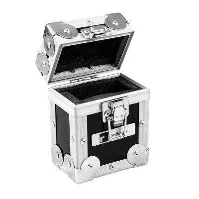 Caixa preta e prateada com tampa aberta e interior acolchoado