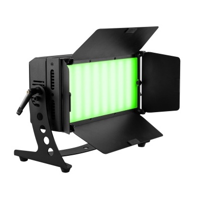 Luz LED profissional com painel verde em estrutura preta