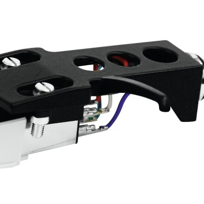 Agulha para gira-discos preta e prata com fios visíveis