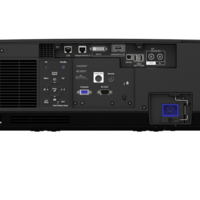 Parte traseira de projetor preto mostrando várias entradas e etiquetas