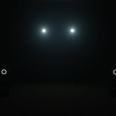 Quatro luzes focais brancas em fundo escuro.