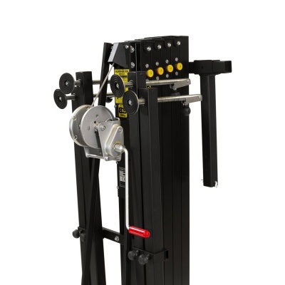 Sistema de polias para treino de força em preto com pesos ajustáveis e cabo de pega