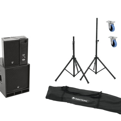 Conjunto audio com colunas pretas, subwoofer, tripés, rodas e bolsa preta