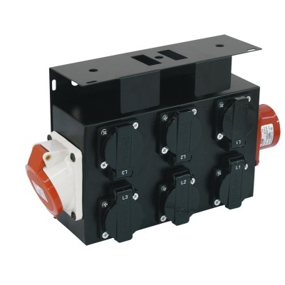 Carregador elétrico preto com diversas tomadas e conectores