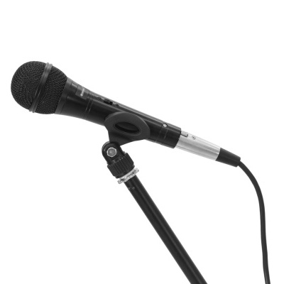 Microfone preto num suporte preto com cabo ligado