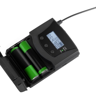 Carregador de bateria preto com visor digital e duas baterias verdes e pretas