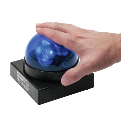 Botão de alarme preto com botão azul translúcido e mão a pressionar