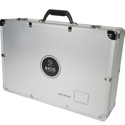 Maleta rígida cinza prateada com pega preta e etiqueta IHOS