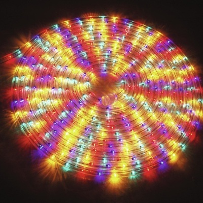 Rolo de luzes LED coloridas em padrão circular sobre fundo escuro