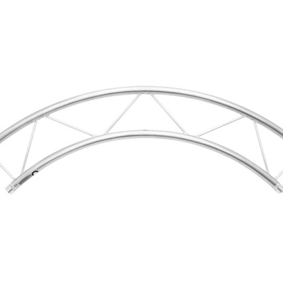 Estruturas metálicas curvas prateadas com barras de suporte